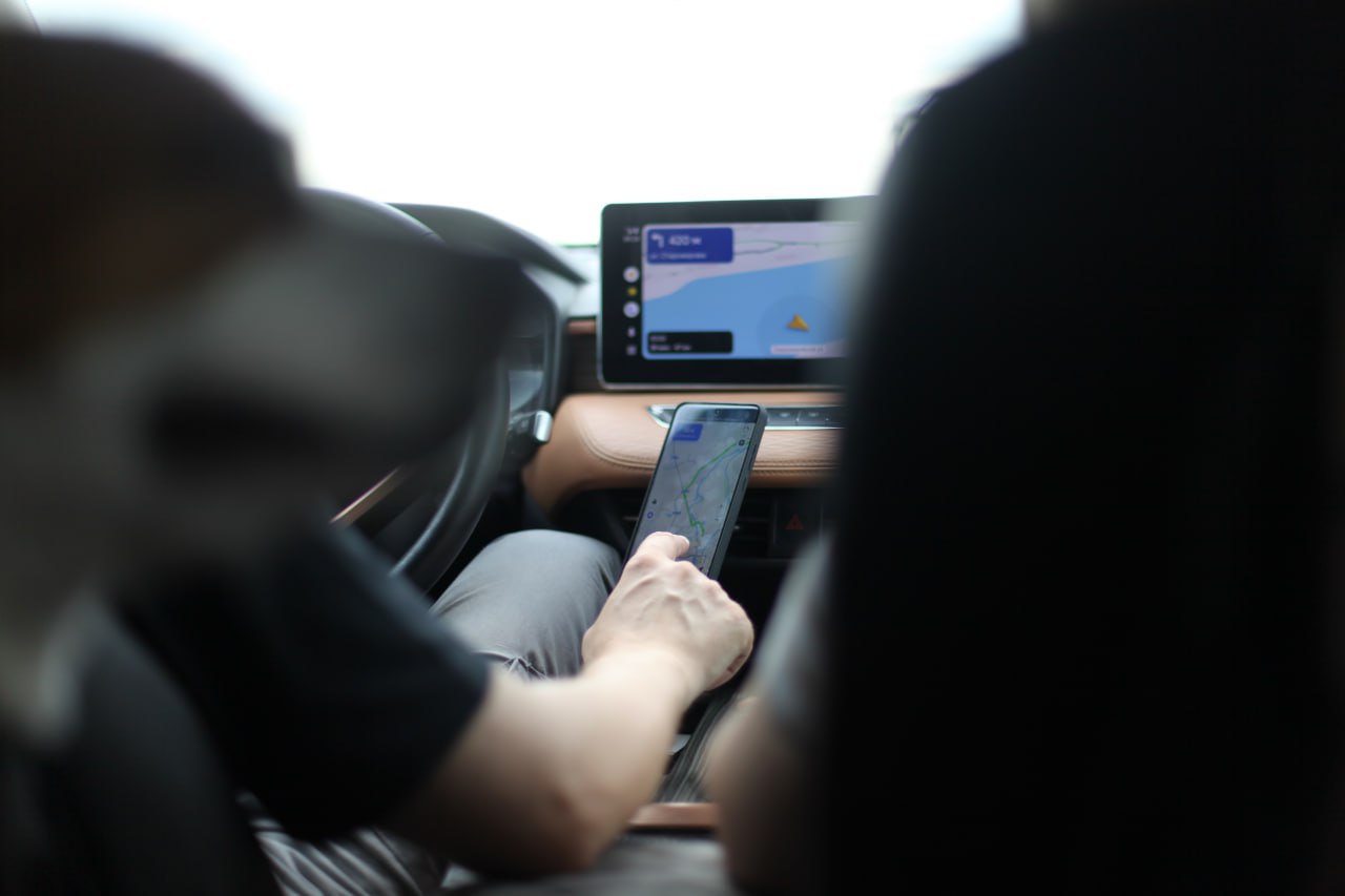 В Астрахани нужно опять вспоминать, как ездить по городу, где не работает навигация. Пальцем по карте.